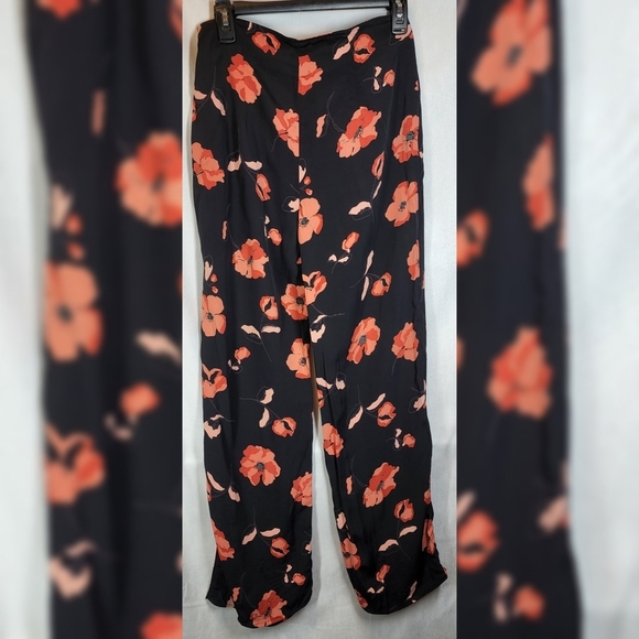 NWT Flynn Skye Black Coral Pink Floral Pants 100% Rayon Size Small - Picture 2 of 9